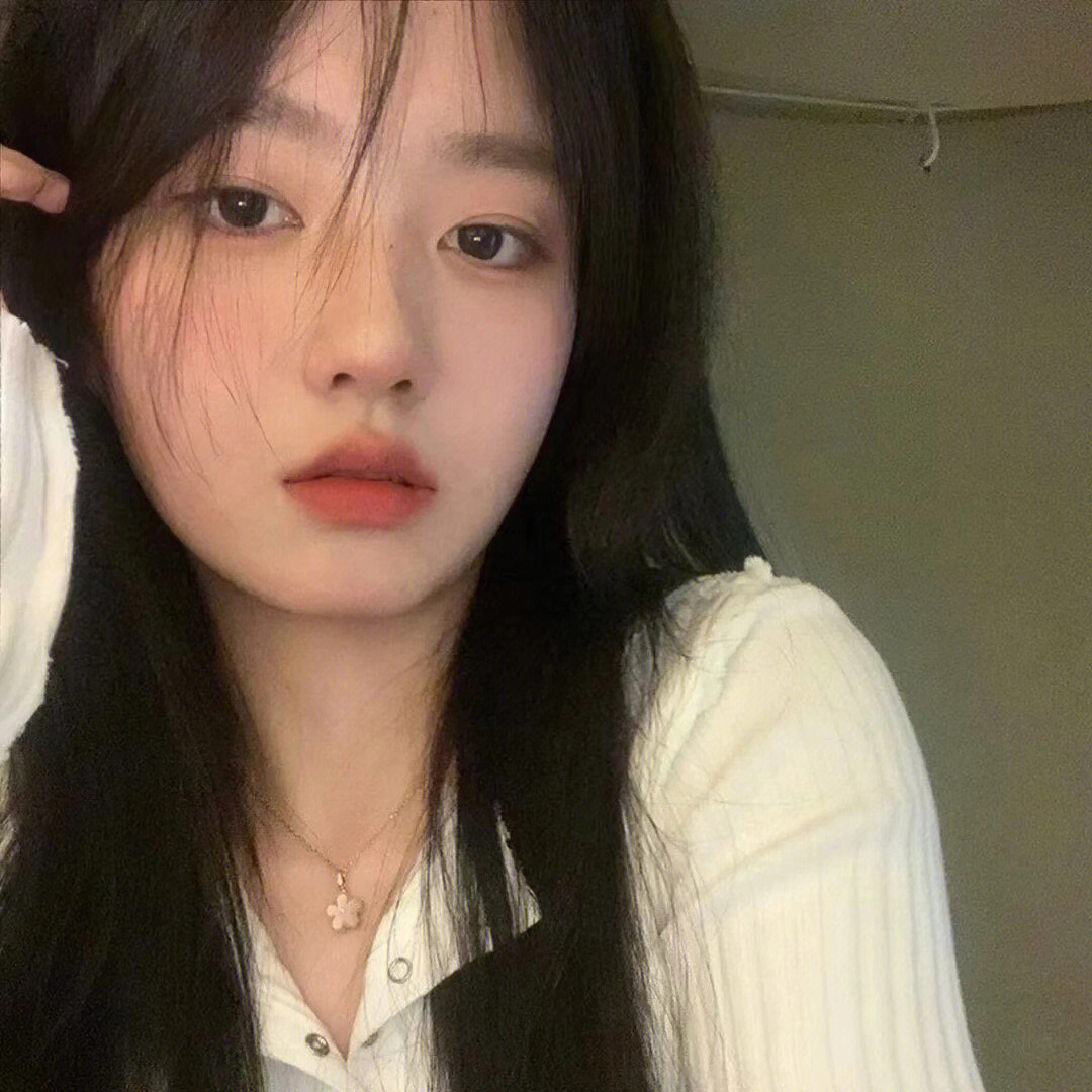 最新高清女头像真人，自然美景下的心灵之旅